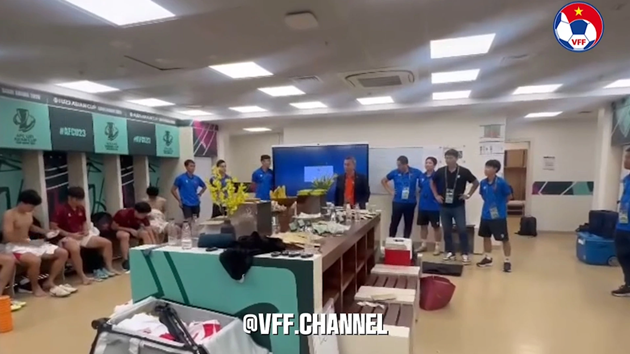 Chủ tịch VFF Trần Quốc Tuấn ch&uacute;c mừng v&agrave; động vi&ecirc;n U23 Việt Nam. Ảnh: VFF