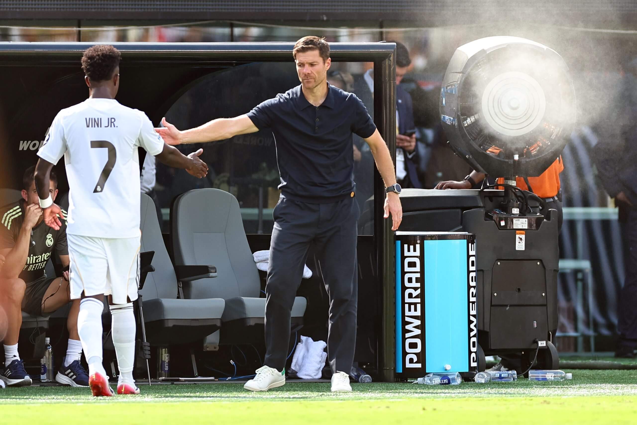 Căng thẳng giữa Vinicius v&agrave; Alonso