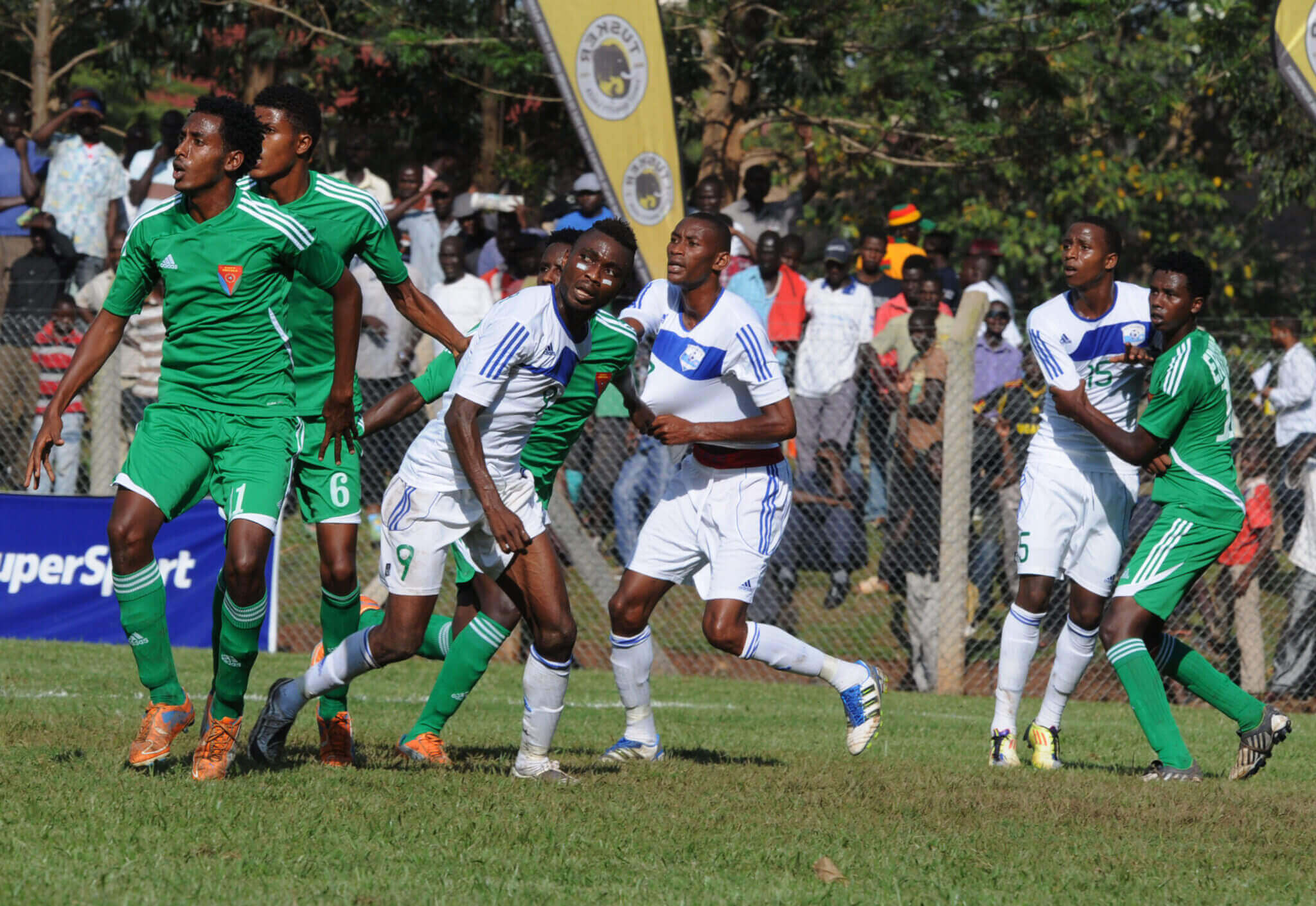 Đội tuyển Eritrea (&aacute;o xanh) thi đấu với Rwanda năm 2012.