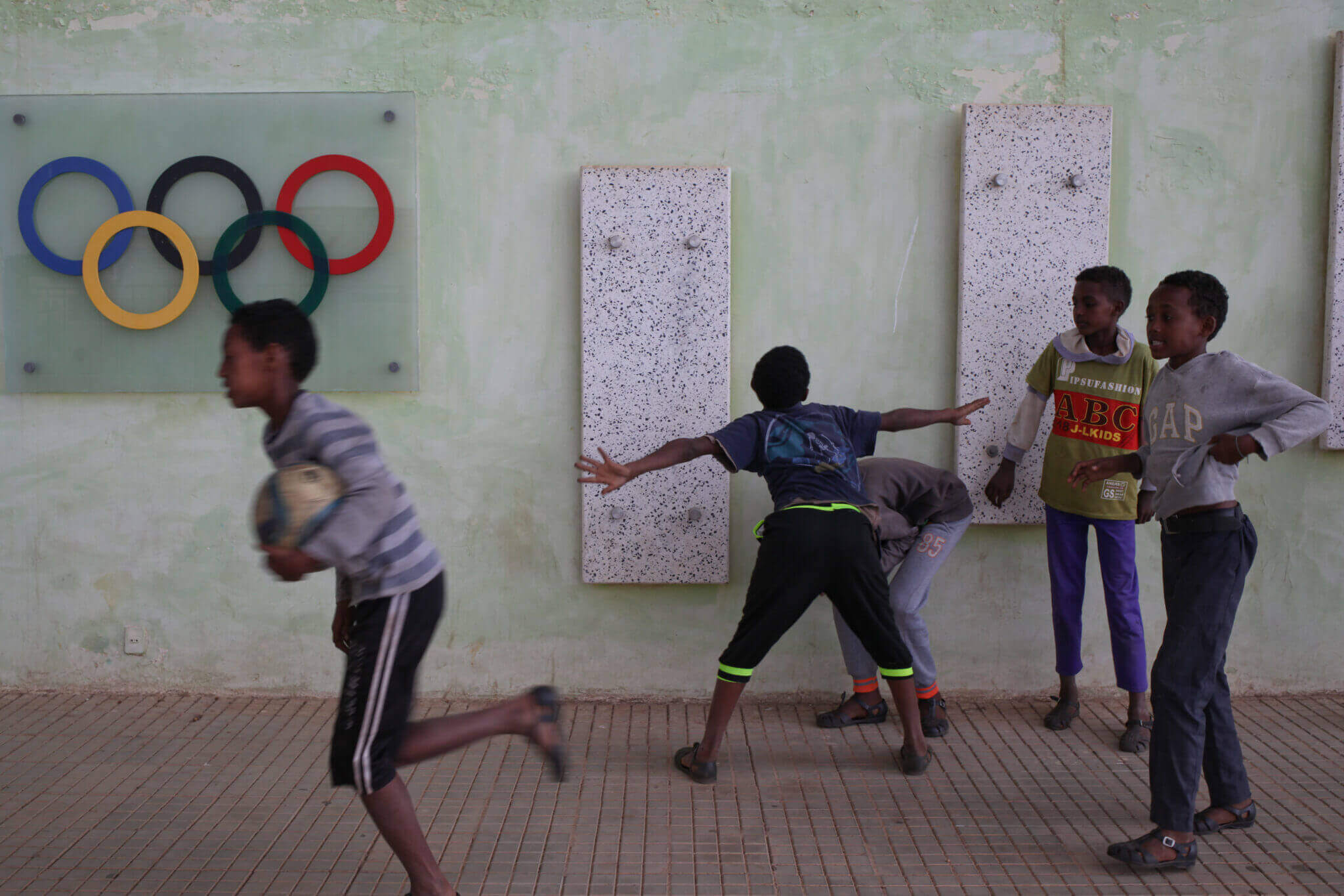 Trẻ em chơi đ&ugrave;a ở Asmara, Eritre.