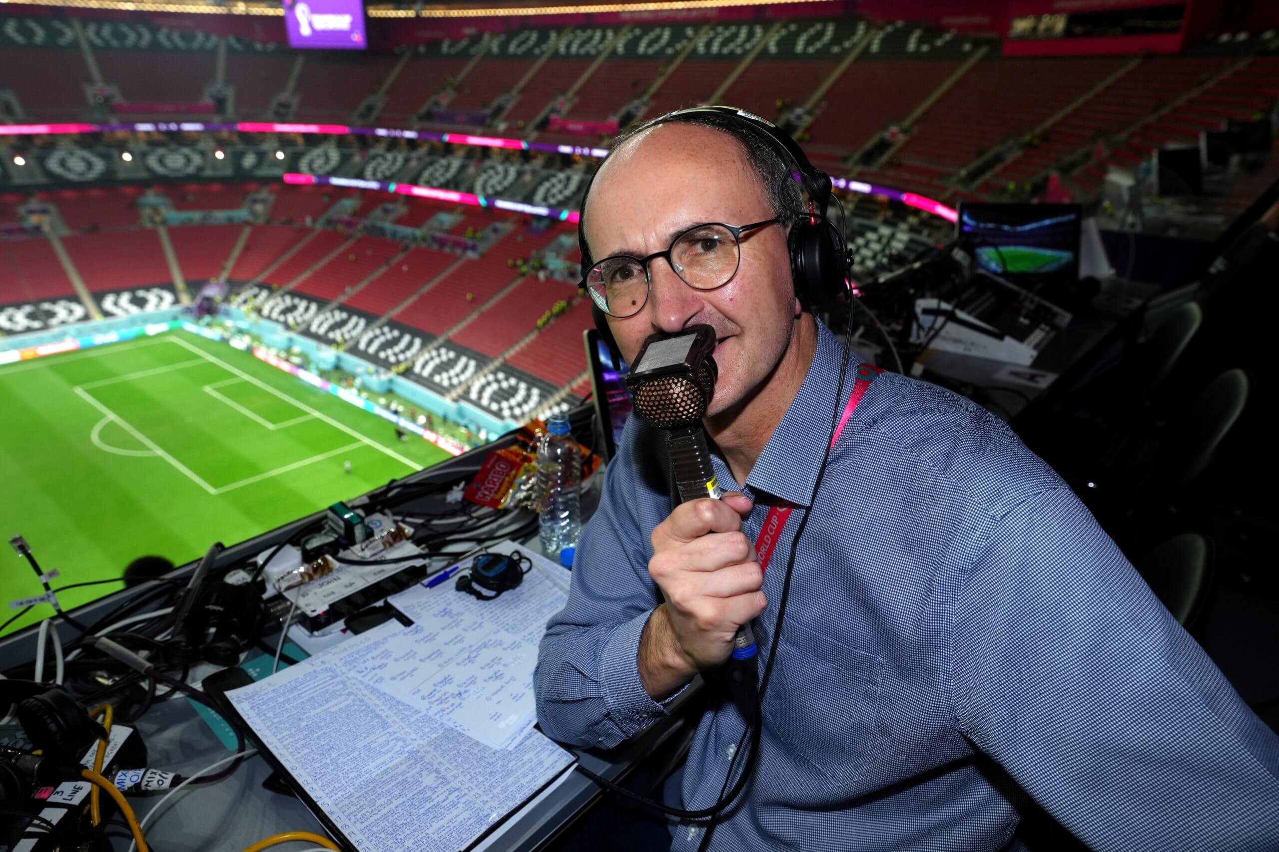 John Murray l&agrave;m nhiệm vụ cho đ&agrave;i BBC tại World Cup 2022.