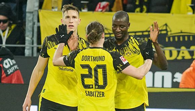Borussia Dortmund dễ dàng đè bẹp Werder Bremen trên sân nhà.