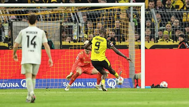 Serhou Guirassy ấn định chiến thắng cho Borussia Dortmund.
