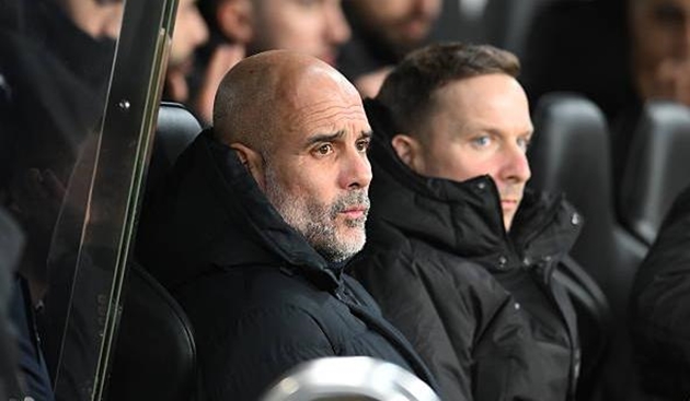 Pep Guardiola kh&ocirc;ng h&agrave;i l&ograve;ng với trọng t&agrave;i ở trận thắng Newcastle United.