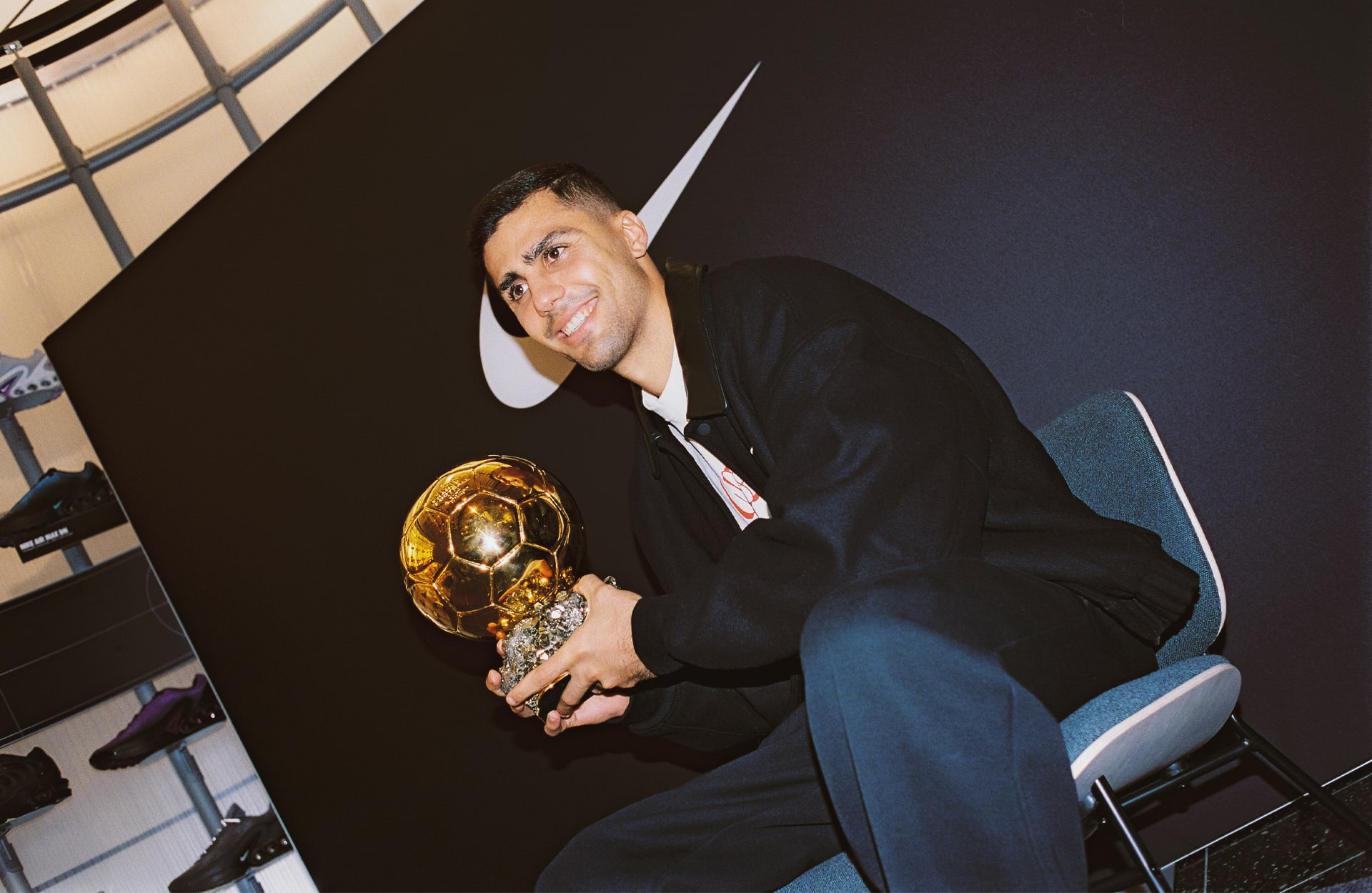 Ảnh bài viết Rodri và chiếc Opel Corsa cũ nát giữa thế giới siêu xe của bóng đá