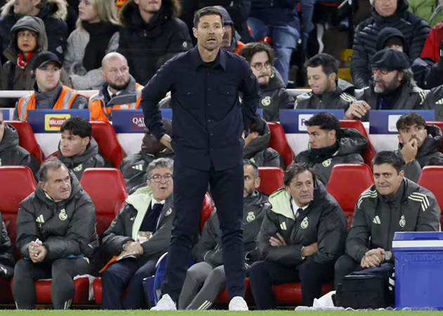 Alonso dẫn dắt Real trong m&agrave;n trở lại Anfield hồi đầu m&ugrave;a.