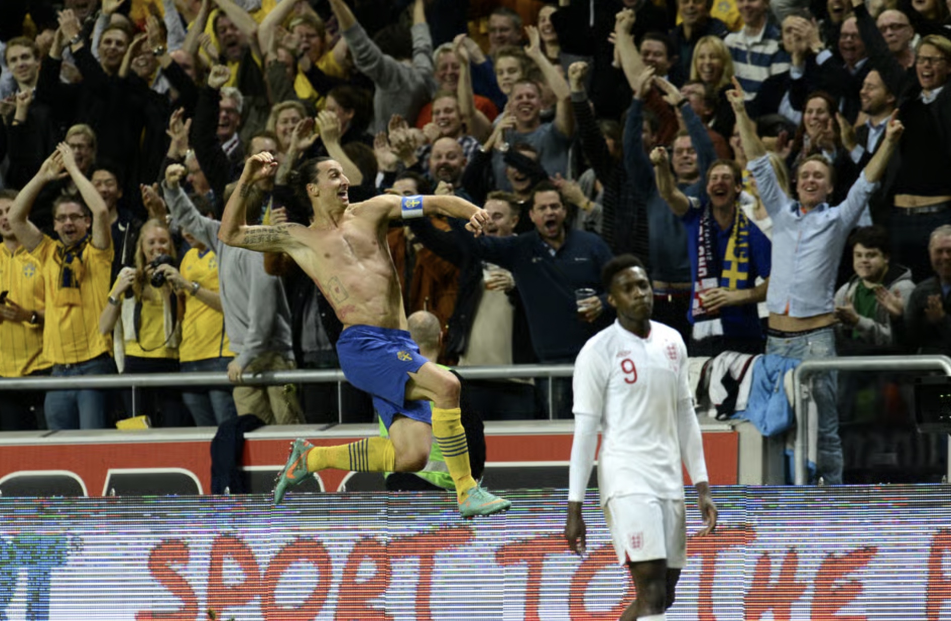 Ibra ăn mừng đầy phấn kh&iacute;ch sau khi lập si&ecirc;u phẩm