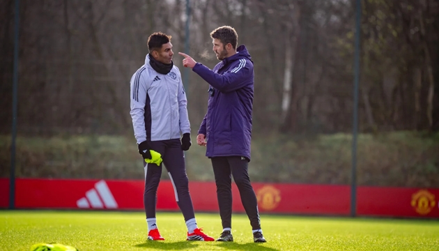 Micheal Carrick trực tiếp trao đổi với Casemiro.