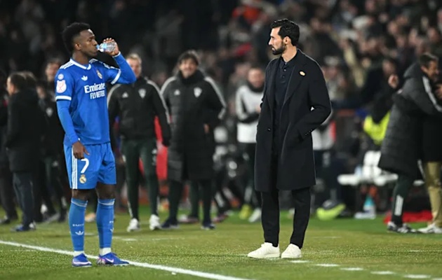 Arbeloa bắt đầu triều đại Real Madrid bằng một thất bại