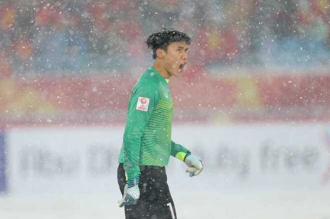 Đ&ocirc;i găng tay giữ lại niềm tin Việt Nam.