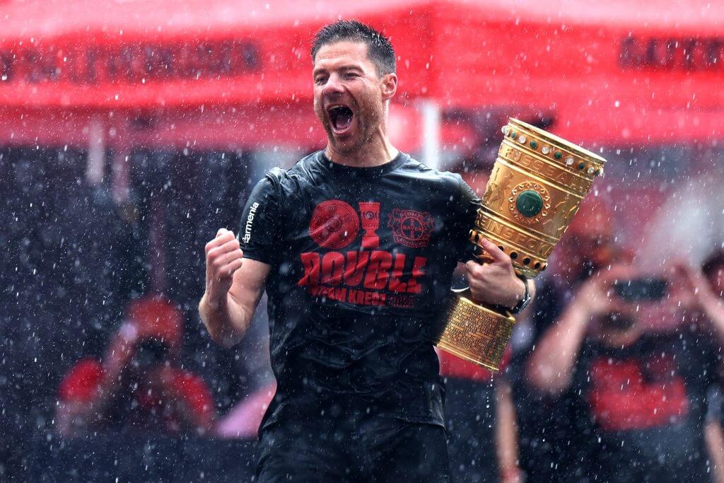 Xabi Alonso từng gi&uacute;p Leverkusen v&ocirc; địch Bundesliga với th&agrave;nh t&iacute;ch bất bại.