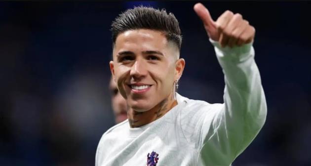 Chelsea lo mắt Enzo Fernandez v&agrave;o tay PSG.
