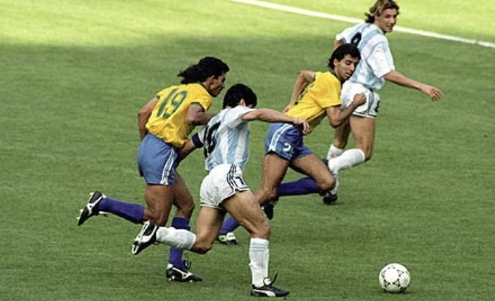 Maradona tả xung hữu đột để