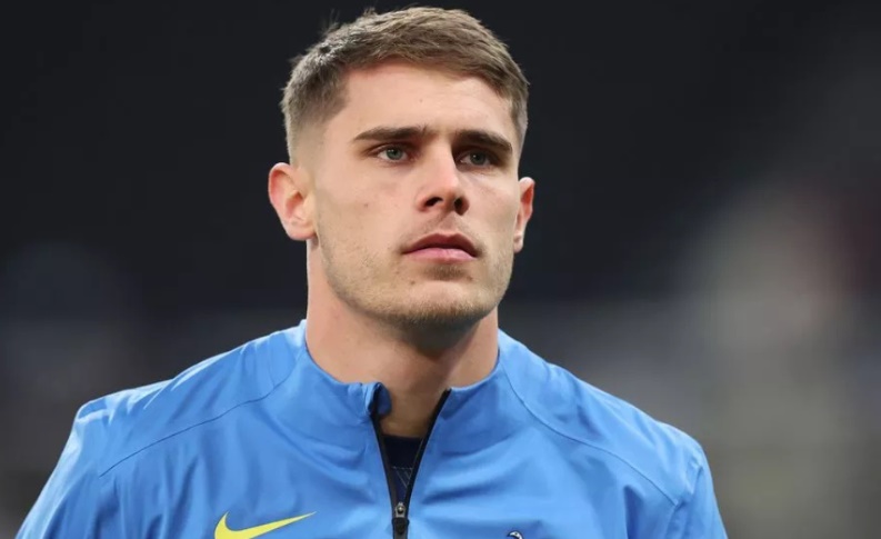 Van de Ven đứng trước những đồn đo&aacute;n về tương lai.