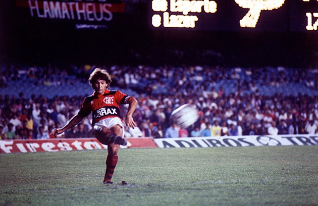 Zico trong m&agrave;u &aacute;o Flamengo tại Taca de Ouro năm 1981.