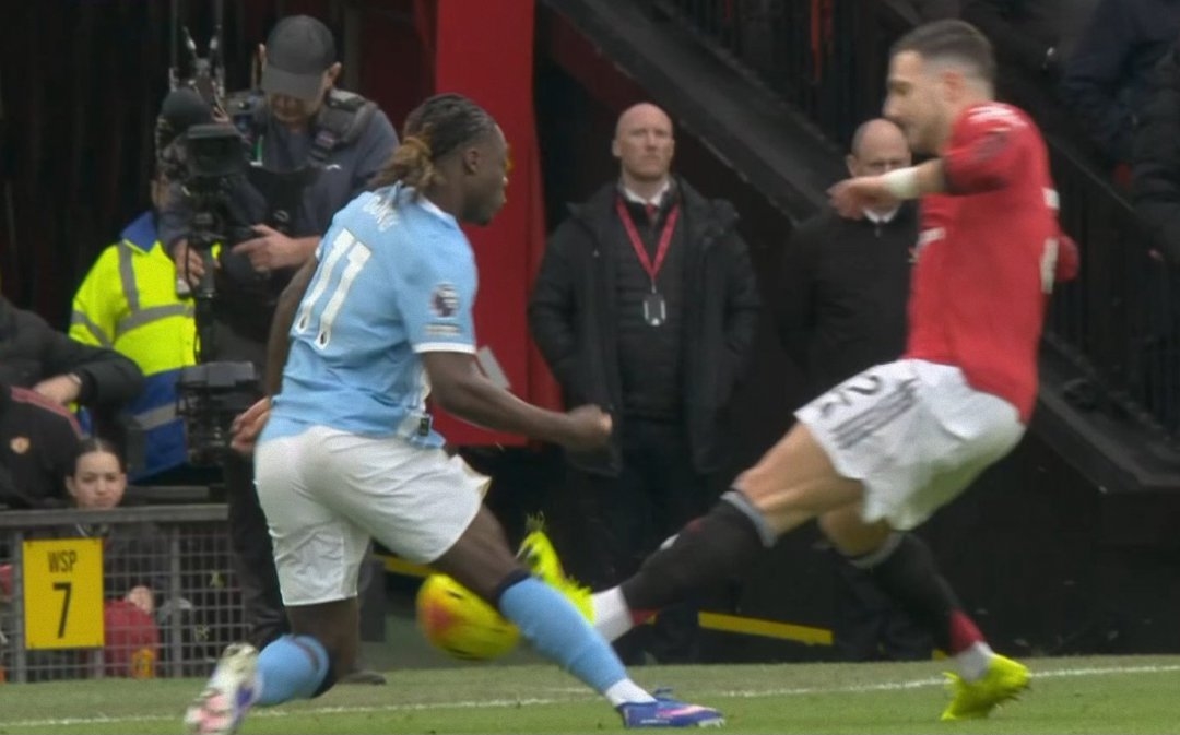 Pha vào bóng của Diogo Dalot với Jeremy Doku.