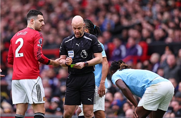 Dalot may mắn tho&aacute;t một tấm thẻ đỏ.