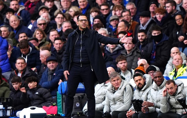 HLV Chelsea không hài lòng với quyết định trên sân.