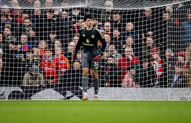 Senne Lammens - 7.6 điểm: Thi đấu chắc chắn trong khung gỗ, phối hợp ăn &yacute; với Dalot để h&oacute;a giải c&aacute;c pha kh&ocirc;ng chiến v&agrave; cản ph&aacute; th&agrave;nh c&ocirc;ng t&igrave;nh huống dứt điểm nguy hiểm của Doku.