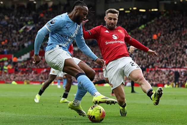 Luke Shaw - 6.7 điểm: Đối ph&oacute; kh&aacute; tốt với &aacute;p lực từ Semenyo v&agrave; kh&ocirc;ng ngại va chạm mạnh với Rodri hay Haaland, d&ugrave; sự quyết liệt n&agrave;y khiến anh phải nhận một thẻ v&agrave;ng.