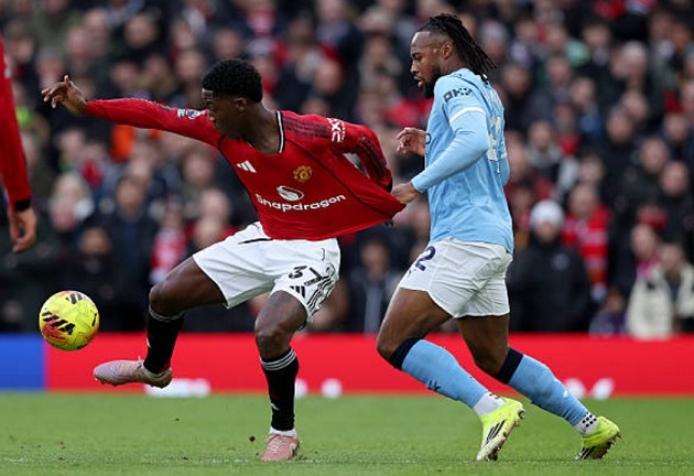 Kobbie Mainoo - 7.1 điểm: Đ&aacute;nh dấu sự trở lại phong độ trong lần đ&aacute; ch&iacute;nh đầu ti&ecirc;n tại Premier League m&ugrave;a n&agrave;y. Anh tự tin cầm b&oacute;ng đột ph&aacute; v&agrave; tung ra những đường chuyền đầy t&iacute;nh rủi ro nhưng hiệu quả.