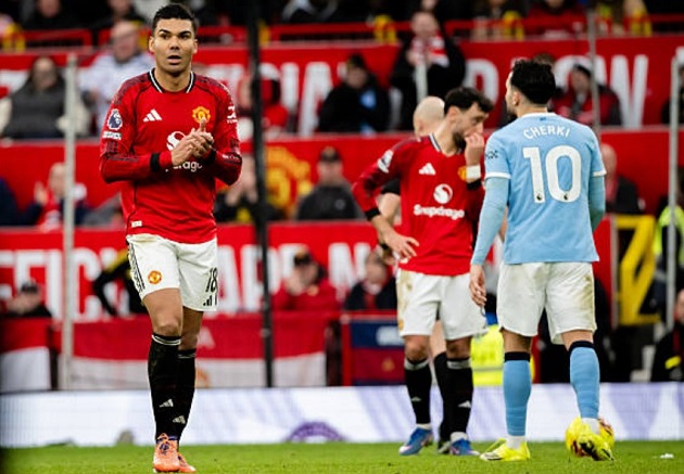 Casemiro - 7.0 điểm: &Ocirc;ng chủ tuyến giữa với khả năng đ&aacute;nh chặn tuyệt vời, l&agrave;m lu mờ Rodri b&ecirc;n kia chiến tuyến. Anh chia cắt lối chơi của Man City v&agrave; nhận được sự t&aacute;n dương lớn khi rời s&acirc;n.