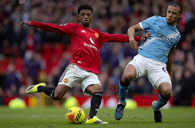 Amad Diallo - 7.0 điểm: Tốc độ của cầu thủ n&agrave;y khiến h&agrave;ng thủ Man City, đặc biệt l&agrave; Ake, gặp nhiều kh&oacute; khăn. Anh li&ecirc;n tục khuấy đảo h&agrave;nh lang c&aacute;nh d&ugrave; thiếu một ch&uacute;t may mắn với bẫy việt vị.