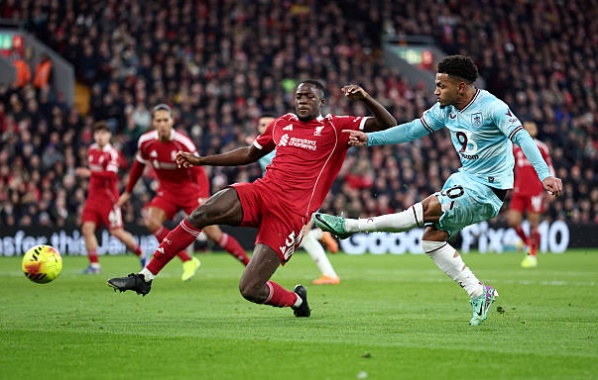 Edwards khiến cầu trường Anfield im bặt.