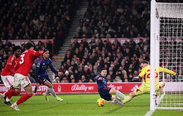 Arsenal bị Nottingham Forest cầm hòa trên sân khách.