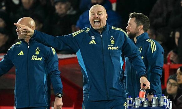 Sean Dyche cho rằng Arsenal kh&ocirc;ng xứng đ&aacute;ng được hưởng phạt đền.