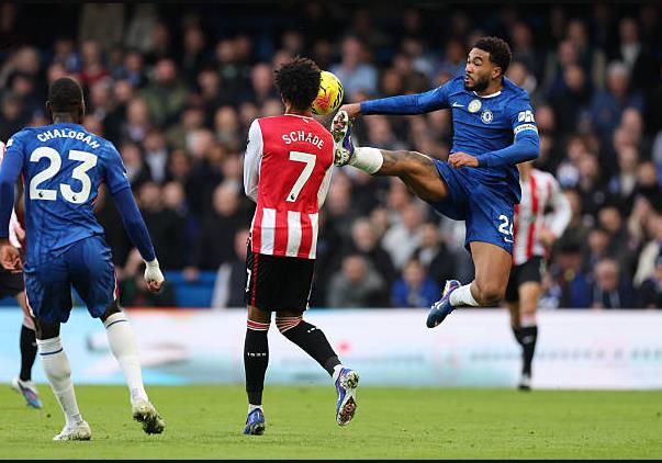 Reece James &mdash; 7.0: Thi đấu kh&ocirc;ng thoải m&aacute;i ch&uacute;t n&agrave;o với một m&agrave;n tr&igrave;nh diễn dưới sức so với ti&ecirc;u chuẩn thường thấy. H&igrave;nh ảnh ti&ecirc;u biểu cho sự chật vật của anh l&agrave; quả phạt g&oacute;c đưa b&oacute;ng đi thẳng ra ngo&agrave;i s&acirc;n trong hiệp một.