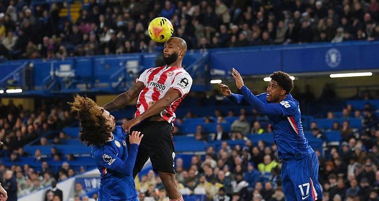 Marc Cucurella &mdash; 7.4: C&oacute; nhiều khoảng trống để d&acirc;ng cao nhưng kh&ocirc;ng phải l&uacute;c n&agrave;o cũng tận dụng tốt. Đ&ocirc;i khi tr&ocirc;ng c&oacute; vẻ lạc l&otilde;ng ở cả hai đầu s&acirc;n.