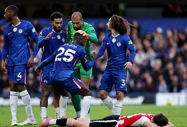 Moises Caicedo &mdash; 7.6: Bị bỏ lại một m&igrave;nh g&aacute;nh v&aacute;c nhiệm vụ ph&ograve;ng ngự qu&aacute; nhiều. D&ugrave; Caicedo c&oacute; thể biến điều đ&oacute; th&agrave;nh điểm mạnh, nhưng đ&ocirc;i khi anh cũng gặp kh&oacute; khăn để theo kịp t&igrave;nh huống. Tuy nhi&ecirc;n, anh đ&atilde; phong tỏa Mikkel Damsgaard rất hiệu quả.