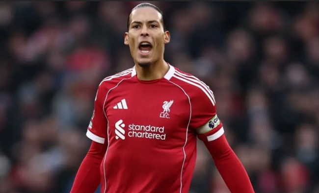 Virgil van Dijk - 6.9 điểm. Thủ qu&acirc;n của Liverpool điều phối b&oacute;ng tốt từ tuyến dưới nhưng kh&ocirc;ng thể gi&uacute;p h&agrave;ng thủ đứng vững trước pha đột ph&aacute; c&aacute; nh&acirc;n của Edwards.