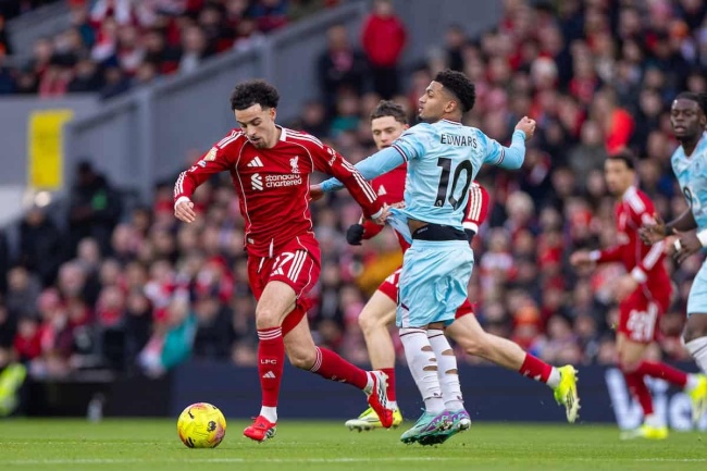 Curtis Jones - 7 điểm. Một m&agrave;n tr&igrave;nh diễn cần mẫn v&agrave; đầy nỗ lực của Jones ở trung t&acirc;m h&agrave;ng tiền vệ. Anh ch&iacute;nh l&agrave; người thực hiện đường kiến tạo th&ocirc;ng minh để Wirtz khai th&ocirc;ng thế bế tắc.