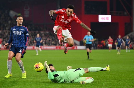 David Raya (7.3 điểm): Thủ thành người Tây Ban Nha có một ngày thi đấu tương đối nhàn nhã khi đối thủ chủ yếu chơi phòng ngự lùi sâu. Dẫu vậy, anh suýt chút nữa đã trở thành tâm điểm của một sai lầm đáng trách trong hiệp một nhưng rất may đã kịp sửa sai. Khả năng phát động bóng của Raya vẫn ổn định, nhưng anh không có nhiều cơ hội để thực sự trổ tài cứu thua.

Jurrien Timber (6.8 điểm): Được bố trí đá lệch cánh trái thay cho Calafiori dính chấn thương, Timber đã gặp không ít khó khăn. Những tình huống chạm bóng và chuyền bóng của hậu vệ người Hà Lan thường xuyên thiếu độ chính xác so với tiêu chuẩn cao thường ngày của anh. Timber dường như vẫn chưa tìm lại được cảm giác tốt nhất khi phải thi đấu ở vị trí không thực sự sở trường.


Gabriel Magalhaes (7.2 điểm): Sát cánh cùng Saliba, trung vệ người Brazil đã duy trì được sợi dây liên kết chặt chẽ. Gabriel thi đấu vô cùng mạnh mẽ, không ngại va chạm và là chốt chặn đáng tin cậy giúp Arsenal giữ sạch lưới. Anh cũng tích cực tham gia vào các tình huống dàn xếp đá phạt cố định nhưng không có cơ hội dứt điểm thuận lợi.

William Saliba (7.1 điểm): Trung vệ người Pháp tiếp tục khẳng định bản lĩnh của một "hòn đá tảng" tại Ngoại hạng Anh. Anh hoàn toàn làm chủ không gian, chiến thắng trong hầu hết các pha tranh chấp tay đôi với Igor Jesus. Sự hiện diện của Saliba giúp hàng thủ Arsenal luôn giữ được sự an toàn cần thiết trước những pha phản công đơn điệu của đội chủ nhà.

Ben White (7.2 điểm): Đảm nhiệm vai trò hậu vệ phải, White đã hoàn thành tốt nhiệm vụ phòng ngự khi phải đối đầu với một Hudson-Odoi đầy tốc độ và lắt léo. Anh chơi điềm tĩnh, bọc lót tốt cho các trung vệ và có một vài tình huống dâng cao hỗ trợ tấn công ở mức tròn vai. Tuy nhiên, sự đột biến từ những quả tạt của anh trong trận này là chưa đủ lớn.

Martin Zubimendi (6.7 điểm): Một ngày thi đấu dưới sức của tiền vệ người Tây Ban Nha. Anh không thể duy trì được tầm ảnh hưởng như những vòng đấu trước khi thường xuyên bị Elliot Anderson bên phía Forest áp sát quyết liệt. Zubimendi tỏ ra lúng túng trong việc thoát pressing, khiến các đợt luân chuyển bóng từ trung lộ của Arsenal bị đứt quãng.

Declan Rice (7.1 điểm): Rice vẫn là nhân tố hoạt động năng nổ nhất nơi tuyến giữa của Pháo thủ. Anh thực hiện tốt vai trò đánh chặn và điều tiết nhịp độ trận đấu. Những quả treo bóng từ tình huống cố định của Rice vẫn mang lại sự đe dọa, đặc biệt là pha chuyền bóng cho Merino đánh đầu suýt thành bàn. Dù vậy, một mình Rice là chưa đủ để khỏa lấp sự thiếu sáng tạo của cả hệ thống.


Martin Odegaard (6.6 điểm): Nhạc trưởng của đội khách đã trải qua quãng thời gian vô cùng khó khăn. Anh hoàn toàn bị chia cắt với các vệ tinh xung quanh và không thể tung ra được những đường chuyền "xẻ nách" mang thương hiệu của mình. Sự mờ nhạt của thủ quân người Na Uy là một trong những nguyên nhân trực tiếp khiến hàng công Arsenal trở nên vô hại.

Noni Madueke (6.8 điểm): Thi đấu rất nỗ lực bên hành lang cánh phải với nhiều tình huống đi bóng mang tính đột biến. Madueke có một vài quả tạt khá nguy hiểm vào vùng cấm địa nhưng anh lại mắc điểm yếu cố hữu là giữ bóng quá lâu, làm chậm nhịp độ tấn công chung của toàn đội. Anh sớm bị thay ra ở đầu hiệp hai để nhường chỗ cho Saka.

Viktor Gyokeres (6.6 điểm): Một trận đấu gây thất vọng của chân sút người Thụy Điển. Anh phung phí cơ hội mười mươi khi để mất bóng ngay trong tư thế đối mặt sau sai lầm của hậu vệ đối phương. Gyokeres cho thấy sự chậm chạp trong khâu xử lý và chưa thực sự ăn ý với các đồng đội trên hàng công.

Gabriel Martinelli (6.1 điểm): Điểm đen lớn nhất trong trận đấu này. Martinelli đã bỏ lỡ cơ hội ngon ăn nhất trong hiệp một khi dứt điểm ra ngoài ở cự ly rất gần. Anh liên tục thất thế trong các pha tranh chấp thể chất với Ola Aina và thiếu đi sự tự tin cần thiết. Việc Martinelli bị chấm điểm thấp nhất là hệ quả tất yếu của một màn trình diễn kém cỏi.


Chấm điểm Arsenal, theo BongDa.com.vn.