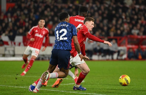 Jurrien Timber (6.8 điểm): Được bố trí đá lệch cánh trái thay cho Calafiori dính chấn thương, Timber đã gặp không ít khó khăn. Những tình huống chạm bóng và chuyền bóng của hậu vệ người Hà Lan thường xuyên thiếu độ chính xác so với tiêu chuẩn cao thường ngày của anh. Timber dường như vẫn chưa tìm lại được cảm giác tốt nhất khi phải thi đấu ở vị trí không thực sự sở trường.