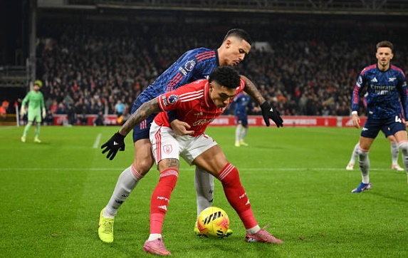 William Saliba (7.1 điểm): Trung vệ người Pháp tiếp tục khẳng định bản lĩnh của một "hòn đá tảng" tại Ngoại hạng Anh. Anh hoàn toàn làm chủ không gian, chiến thắng trong hầu hết các pha tranh chấp tay đôi với Igor Jesus. Sự hiện diện của Saliba giúp hàng thủ Arsenal luôn giữ được sự an toàn cần thiết trước những pha phản công đơn điệu của đội chủ nhà.

Ben White (7.2 điểm): Đảm nhiệm vai trò hậu vệ phải, White đã hoàn thành tốt nhiệm vụ phòng ngự khi phải đối đầu với một Hudson-Odoi đầy tốc độ và lắt léo. Anh chơi điềm tĩnh, bọc lót tốt cho các trung vệ và có một vài tình huống dâng cao hỗ trợ tấn công ở mức tròn vai. Tuy nhiên, sự đột biến từ những quả tạt của anh trong trận này là chưa đủ lớn.

Martin Zubimendi (6.7 điểm): Một ngày thi đấu dưới sức của tiền vệ người Tây Ban Nha. Anh không thể duy trì được tầm ảnh hưởng như những vòng đấu trước khi thường xuyên bị Elliot Anderson bên phía Forest áp sát quyết liệt. Zubimendi tỏ ra lúng túng trong việc thoát pressing, khiến các đợt luân chuyển bóng từ trung lộ của Arsenal bị đứt quãng.

Declan Rice (7.1 điểm): Rice vẫn là nhân tố hoạt động năng nổ nhất nơi tuyến giữa của Pháo thủ. Anh thực hiện tốt vai trò đánh chặn và điều tiết nhịp độ trận đấu. Những quả treo bóng từ tình huống cố định của Rice vẫn mang lại sự đe dọa, đặc biệt là pha chuyền bóng cho Merino đánh đầu suýt thành bàn. Dù vậy, một mình Rice là chưa đủ để khỏa lấp sự thiếu sáng tạo của cả hệ thống.


Martin Odegaard (6.6 điểm): Nhạc trưởng của đội khách đã trải qua quãng thời gian vô cùng khó khăn. Anh hoàn toàn bị chia cắt với các vệ tinh xung quanh và không thể tung ra được những đường chuyền "xẻ nách" mang thương hiệu của mình. Sự mờ nhạt của thủ quân người Na Uy là một trong những nguyên nhân trực tiếp khiến hàng công Arsenal trở nên vô hại.

Noni Madueke (6.8 điểm): Thi đấu rất nỗ lực bên hành lang cánh phải với nhiều tình huống đi bóng mang tính đột biến. Madueke có một vài quả tạt khá nguy hiểm vào vùng cấm địa nhưng anh lại mắc điểm yếu cố hữu là giữ bóng quá lâu, làm chậm nhịp độ tấn công chung của toàn đội. Anh sớm bị thay ra ở đầu hiệp hai để nhường chỗ cho Saka.

Viktor Gyokeres (6.6 điểm): Một trận đấu gây thất vọng của chân sút người Thụy Điển. Anh phung phí cơ hội mười mươi khi để mất bóng ngay trong tư thế đối mặt sau sai lầm của hậu vệ đối phương. Gyokeres cho thấy sự chậm chạp trong khâu xử lý và chưa thực sự ăn ý với các đồng đội trên hàng công.

Gabriel Martinelli (6.1 điểm): Điểm đen lớn nhất trong trận đấu này. Martinelli đã bỏ lỡ cơ hội ngon ăn nhất trong hiệp một khi dứt điểm ra ngoài ở cự ly rất gần. Anh liên tục thất thế trong các pha tranh chấp thể chất với Ola Aina và thiếu đi sự tự tin cần thiết. Việc Martinelli bị chấm điểm thấp nhất là hệ quả tất yếu của một màn trình diễn kém cỏi.


Chấm điểm Arsenal, theo BongDa.com.vn.