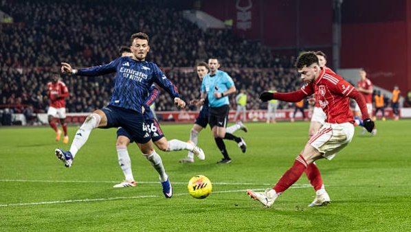 Ben White (7.2 điểm): Đảm nhiệm vai trò hậu vệ phải, White đã hoàn thành tốt nhiệm vụ phòng ngự khi phải đối đầu với một Hudson-Odoi đầy tốc độ và lắt léo. Anh chơi điềm tĩnh, bọc lót tốt cho các trung vệ và có một vài tình huống dâng cao hỗ trợ tấn công ở mức tròn vai. Tuy nhiên, sự đột biến từ những quả tạt của anh trong trận này là chưa đủ lớn.

Martin Zubimendi (6.7 điểm): Một ngày thi đấu dưới sức của tiền vệ người Tây Ban Nha. Anh không thể duy trì được tầm ảnh hưởng như những vòng đấu trước khi thường xuyên bị Elliot Anderson bên phía Forest áp sát quyết liệt. Zubimendi tỏ ra lúng túng trong việc thoát pressing, khiến các đợt luân chuyển bóng từ trung lộ của Arsenal bị đứt quãng.

Declan Rice (7.1 điểm): Rice vẫn là nhân tố hoạt động năng nổ nhất nơi tuyến giữa của Pháo thủ. Anh thực hiện tốt vai trò đánh chặn và điều tiết nhịp độ trận đấu. Những quả treo bóng từ tình huống cố định của Rice vẫn mang lại sự đe dọa, đặc biệt là pha chuyền bóng cho Merino đánh đầu suýt thành bàn. Dù vậy, một mình Rice là chưa đủ để khỏa lấp sự thiếu sáng tạo của cả hệ thống.


Martin Odegaard (6.6 điểm): Nhạc trưởng của đội khách đã trải qua quãng thời gian vô cùng khó khăn. Anh hoàn toàn bị chia cắt với các vệ tinh xung quanh và không thể tung ra được những đường chuyền "xẻ nách" mang thương hiệu của mình. Sự mờ nhạt của thủ quân người Na Uy là một trong những nguyên nhân trực tiếp khiến hàng công Arsenal trở nên vô hại.

Noni Madueke (6.8 điểm): Thi đấu rất nỗ lực bên hành lang cánh phải với nhiều tình huống đi bóng mang tính đột biến. Madueke có một vài quả tạt khá nguy hiểm vào vùng cấm địa nhưng anh lại mắc điểm yếu cố hữu là giữ bóng quá lâu, làm chậm nhịp độ tấn công chung của toàn đội. Anh sớm bị thay ra ở đầu hiệp hai để nhường chỗ cho Saka.

Viktor Gyokeres (6.6 điểm): Một trận đấu gây thất vọng của chân sút người Thụy Điển. Anh phung phí cơ hội mười mươi khi để mất bóng ngay trong tư thế đối mặt sau sai lầm của hậu vệ đối phương. Gyokeres cho thấy sự chậm chạp trong khâu xử lý và chưa thực sự ăn ý với các đồng đội trên hàng công.

Gabriel Martinelli (6.1 điểm): Điểm đen lớn nhất trong trận đấu này. Martinelli đã bỏ lỡ cơ hội ngon ăn nhất trong hiệp một khi dứt điểm ra ngoài ở cự ly rất gần. Anh liên tục thất thế trong các pha tranh chấp thể chất với Ola Aina và thiếu đi sự tự tin cần thiết. Việc Martinelli bị chấm điểm thấp nhất là hệ quả tất yếu của một màn trình diễn kém cỏi.


Chấm điểm Arsenal, theo BongDa.com.vn.