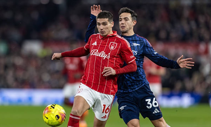 Martin Zubimendi (6.7 điểm): Một ngày thi đấu dưới sức của tiền vệ người Tây Ban Nha. Anh không thể duy trì được tầm ảnh hưởng như những vòng đấu trước khi thường xuyên bị Elliot Anderson bên phía Forest áp sát quyết liệt. Zubimendi tỏ ra lúng túng trong việc thoát pressing, khiến các đợt luân chuyển bóng từ trung lộ của Arsenal bị đứt quãng.

Declan Rice (7.1 điểm): Rice vẫn là nhân tố hoạt động năng nổ nhất nơi tuyến giữa của Pháo thủ. Anh thực hiện tốt vai trò đánh chặn và điều tiết nhịp độ trận đấu. Những quả treo bóng từ tình huống cố định của Rice vẫn mang lại sự đe dọa, đặc biệt là pha chuyền bóng cho Merino đánh đầu suýt thành bàn. Dù vậy, một mình Rice là chưa đủ để khỏa lấp sự thiếu sáng tạo của cả hệ thống.


Martin Odegaard (6.6 điểm): Nhạc trưởng của đội khách đã trải qua quãng thời gian vô cùng khó khăn. Anh hoàn toàn bị chia cắt với các vệ tinh xung quanh và không thể tung ra được những đường chuyền "xẻ nách" mang thương hiệu của mình. Sự mờ nhạt của thủ quân người Na Uy là một trong những nguyên nhân trực tiếp khiến hàng công Arsenal trở nên vô hại.

Noni Madueke (6.8 điểm): Thi đấu rất nỗ lực bên hành lang cánh phải với nhiều tình huống đi bóng mang tính đột biến. Madueke có một vài quả tạt khá nguy hiểm vào vùng cấm địa nhưng anh lại mắc điểm yếu cố hữu là giữ bóng quá lâu, làm chậm nhịp độ tấn công chung của toàn đội. Anh sớm bị thay ra ở đầu hiệp hai để nhường chỗ cho Saka.

Viktor Gyokeres (6.6 điểm): Một trận đấu gây thất vọng của chân sút người Thụy Điển. Anh phung phí cơ hội mười mươi khi để mất bóng ngay trong tư thế đối mặt sau sai lầm của hậu vệ đối phương. Gyokeres cho thấy sự chậm chạp trong khâu xử lý và chưa thực sự ăn ý với các đồng đội trên hàng công.

Gabriel Martinelli (6.1 điểm): Điểm đen lớn nhất trong trận đấu này. Martinelli đã bỏ lỡ cơ hội ngon ăn nhất trong hiệp một khi dứt điểm ra ngoài ở cự ly rất gần. Anh liên tục thất thế trong các pha tranh chấp thể chất với Ola Aina và thiếu đi sự tự tin cần thiết. Việc Martinelli bị chấm điểm thấp nhất là hệ quả tất yếu của một màn trình diễn kém cỏi.


Chấm điểm Arsenal, theo BongDa.com.vn.