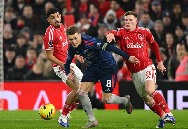 Martin Odegaard (6.6 điểm): Nhạc trưởng của đội khách đã trải qua quãng thời gian vô cùng khó khăn. Anh hoàn toàn bị chia cắt với các vệ tinh xung quanh và không thể tung ra được những đường chuyền "xẻ nách" mang thương hiệu của mình. Sự mờ nhạt của thủ quân người Na Uy là một trong những nguyên nhân trực tiếp khiến hàng công Arsenal trở nên vô hại.

Noni Madueke (6.8 điểm): Thi đấu rất nỗ lực bên hành lang cánh phải với nhiều tình huống đi bóng mang tính đột biến. Madueke có một vài quả tạt khá nguy hiểm vào vùng cấm địa nhưng anh lại mắc điểm yếu cố hữu là giữ bóng quá lâu, làm chậm nhịp độ tấn công chung của toàn đội. Anh sớm bị thay ra ở đầu hiệp hai để nhường chỗ cho Saka.

Viktor Gyokeres (6.6 điểm): Một trận đấu gây thất vọng của chân sút người Thụy Điển. Anh phung phí cơ hội mười mươi khi để mất bóng ngay trong tư thế đối mặt sau sai lầm của hậu vệ đối phương. Gyokeres cho thấy sự chậm chạp trong khâu xử lý và chưa thực sự ăn ý với các đồng đội trên hàng công.

Gabriel Martinelli (6.1 điểm): Điểm đen lớn nhất trong trận đấu này. Martinelli đã bỏ lỡ cơ hội ngon ăn nhất trong hiệp một khi dứt điểm ra ngoài ở cự ly rất gần. Anh liên tục thất thế trong các pha tranh chấp thể chất với Ola Aina và thiếu đi sự tự tin cần thiết. Việc Martinelli bị chấm điểm thấp nhất là hệ quả tất yếu của một màn trình diễn kém cỏi.


Chấm điểm Arsenal, theo BongDa.com.vn.