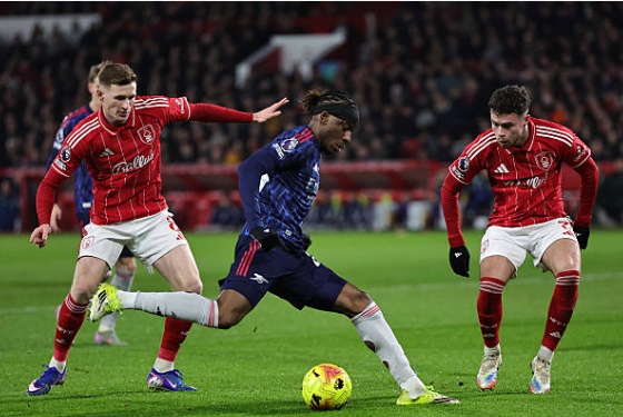 Noni Madueke (6.8 điểm): Thi đấu rất nỗ lực bên hành lang cánh phải với nhiều tình huống đi bóng mang tính đột biến. Madueke có một vài quả tạt khá nguy hiểm vào vùng cấm địa nhưng anh lại mắc điểm yếu cố hữu là giữ bóng quá lâu, làm chậm nhịp độ tấn công chung của toàn đội. Anh sớm bị thay ra ở đầu hiệp hai để nhường chỗ cho Saka.

Viktor Gyokeres (6.6 điểm): Một trận đấu gây thất vọng của chân sút người Thụy Điển. Anh phung phí cơ hội mười mươi khi để mất bóng ngay trong tư thế đối mặt sau sai lầm của hậu vệ đối phương. Gyokeres cho thấy sự chậm chạp trong khâu xử lý và chưa thực sự ăn ý với các đồng đội trên hàng công.

Gabriel Martinelli (6.1 điểm): Điểm đen lớn nhất trong trận đấu này. Martinelli đã bỏ lỡ cơ hội ngon ăn nhất trong hiệp một khi dứt điểm ra ngoài ở cự ly rất gần. Anh liên tục thất thế trong các pha tranh chấp thể chất với Ola Aina và thiếu đi sự tự tin cần thiết. Việc Martinelli bị chấm điểm thấp nhất là hệ quả tất yếu của một màn trình diễn kém cỏi.


Chấm điểm Arsenal, theo BongDa.com.vn.