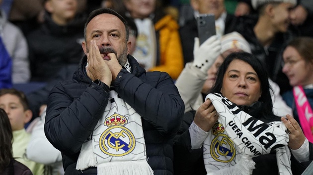 CĐV Real Madrid la ó các cầu thủ tại Bernabeu.