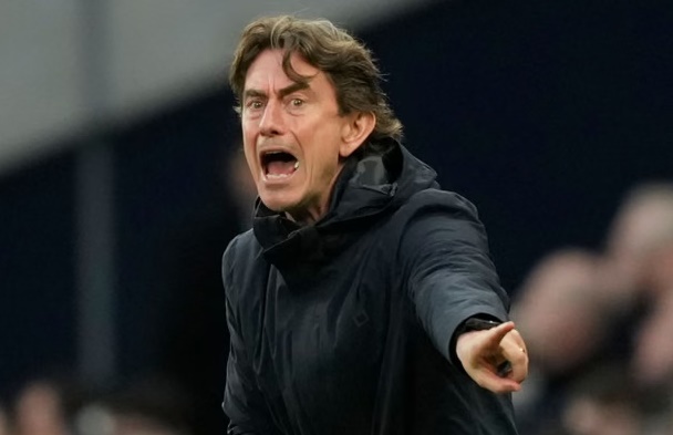 Thomas Frank đối mặt với nhiều chỉ tr&iacute;ch sau thất bại trước West Ham.