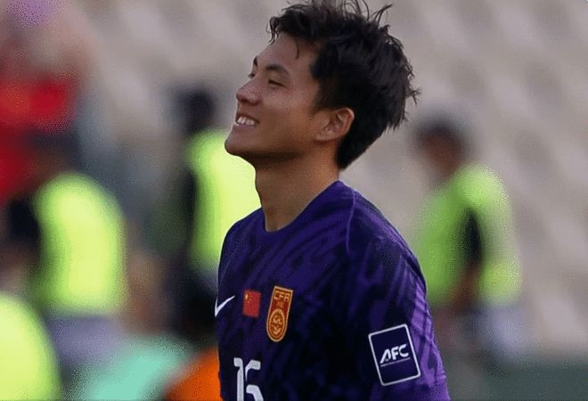 Thủ th&agrave;nh Li Hao cười cợt khi chuẩn bị đối mặt với loạt s&uacute;t lu&acirc;n lưu từ U23 Uzbekistan.