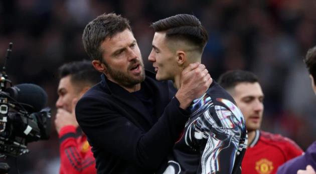 Carrick xoa dịu Sesko sau trận đấu.