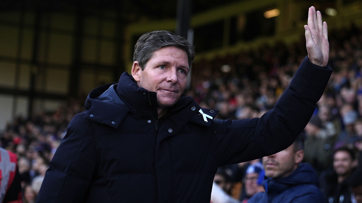 HLV Oliver Glasner đối diện nguy cơ bị sa thải.