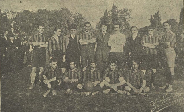 Đội hình chính mùa giải 1907–08 (Người sáng lập câu lạc bộ, Ziya Songulen, đứng thứ tư từ bên trái).