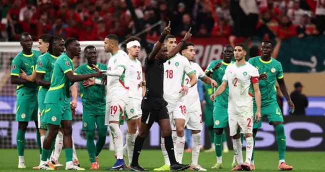 Cầu thủ Senegal phản đối quyết định thổi 11m của trọng t&agrave;i.