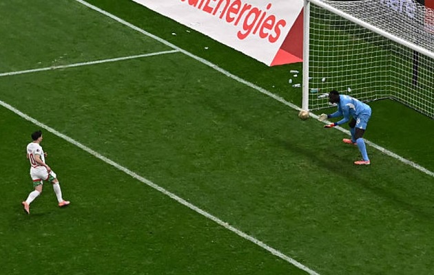 Mendy ôm gọn bóng sau cú Panenka của đối thủ.